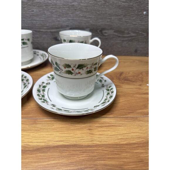 Christmas Holly Fine China Japan Holly Berries Gold Band cup saucer Set of 4 - Picture 3 of 11